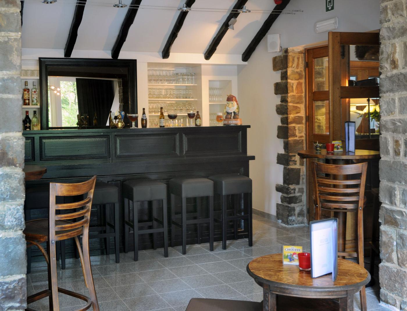 Bar met barkrukken en natuursteen