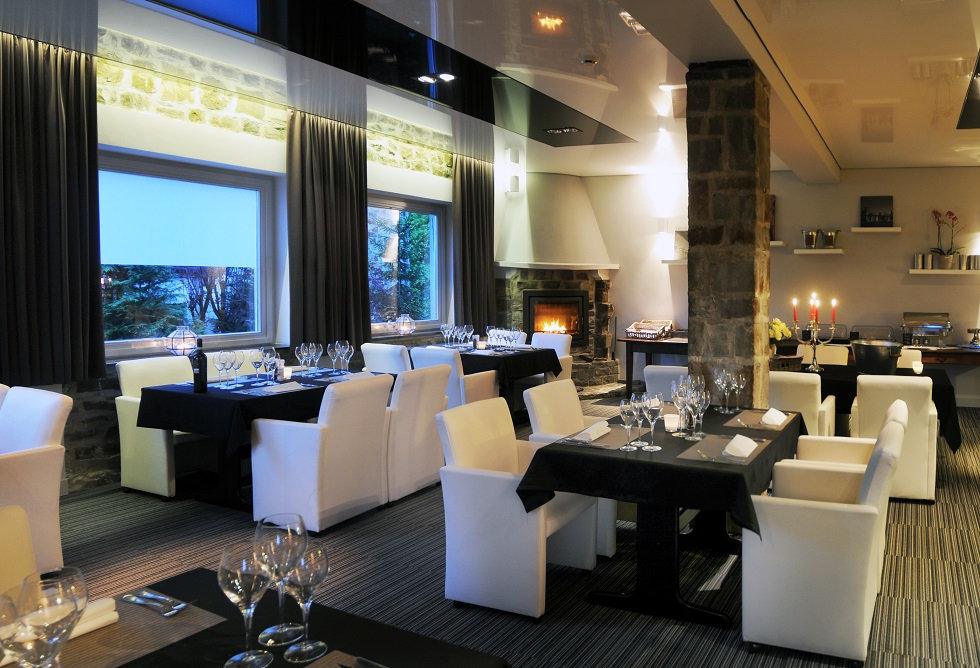 De eetzaal met grote ramen