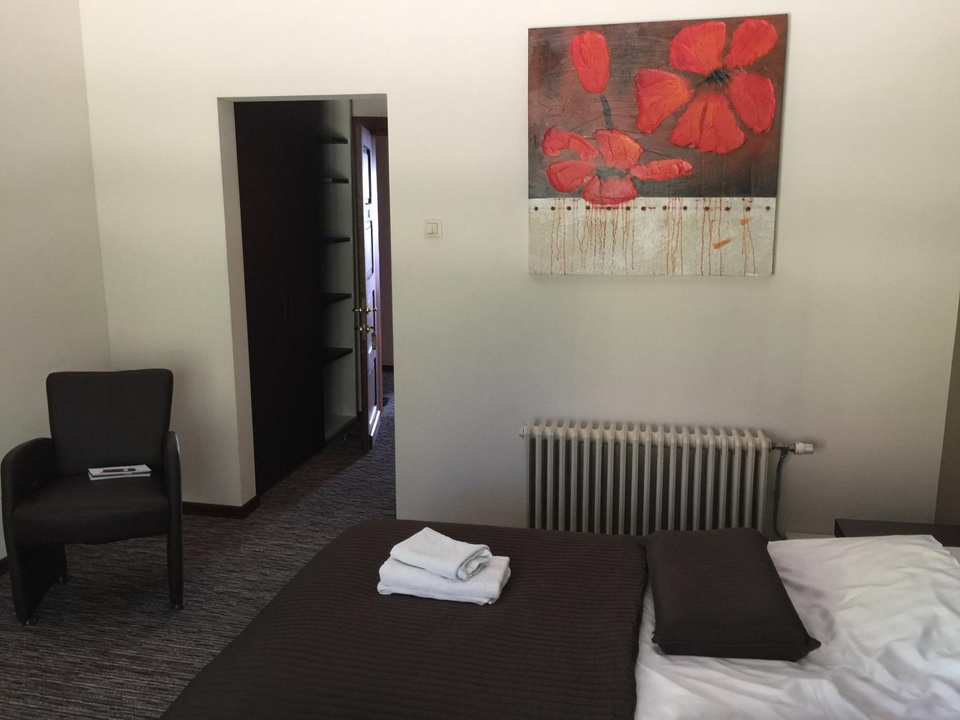 Lichte kamer met schilderij