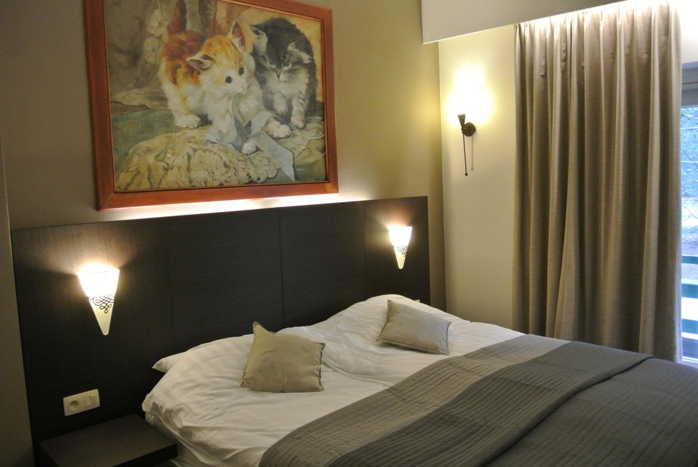 Kamer met tweepersoonsbed en schilderij