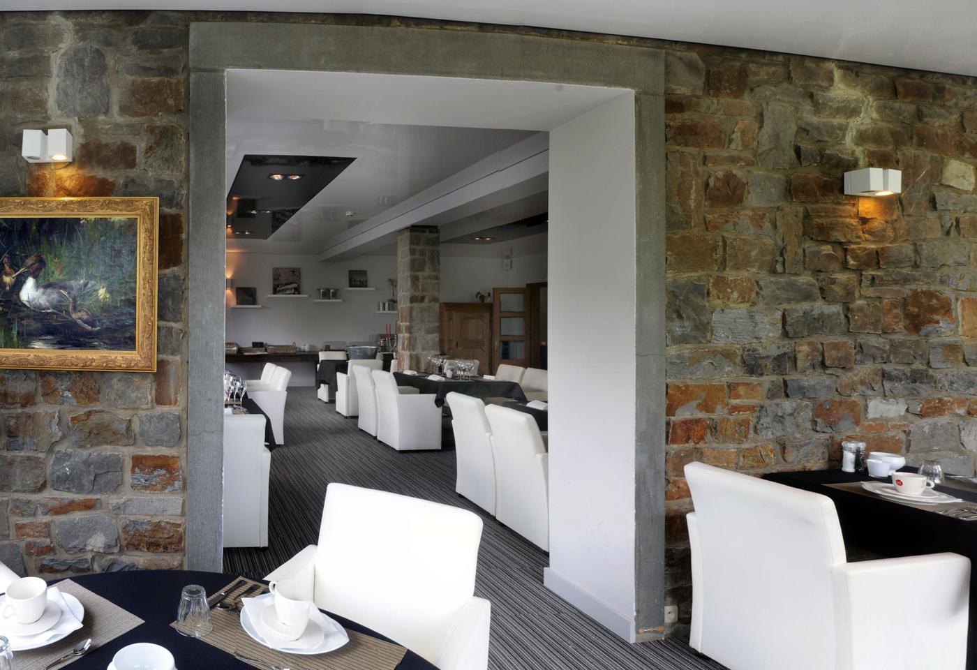 Restaurant met natuurstenen muren