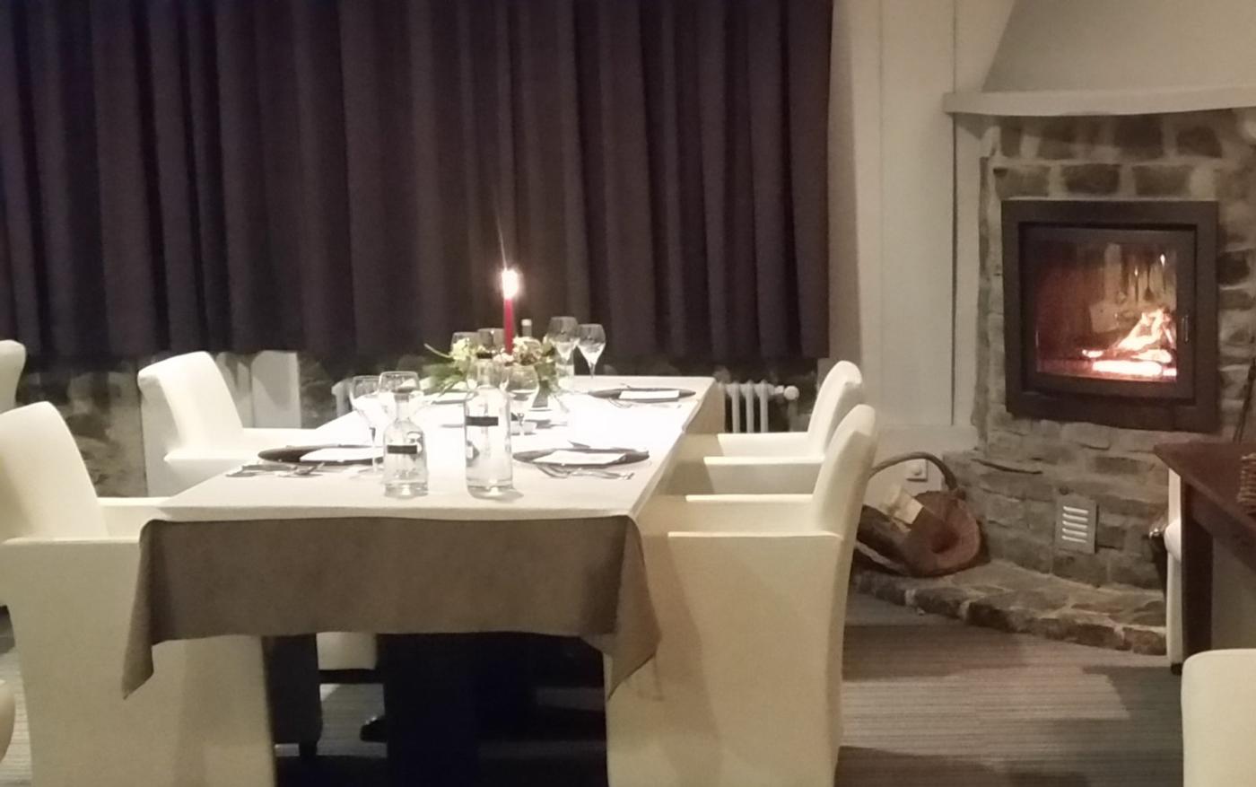 Gedekte tafel bij de open haard